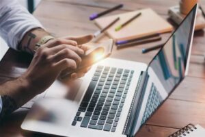 Webinarbild des Webinars "WhatsApp für Behörden"